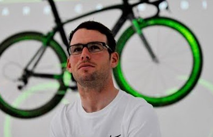 Mark Cavendish is sprayed with urine in time trial