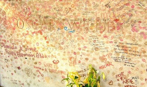 Oscar Wilde tomb lip disservice