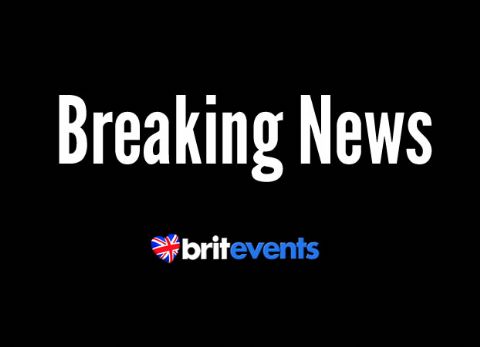 Reese Witherspoon exposes her bare bum